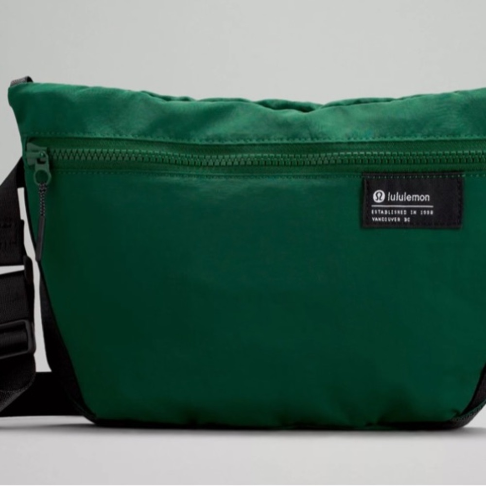 Lululemon Clean Lines Crossbody Bag. Gently Used. Everglade Green/Black
